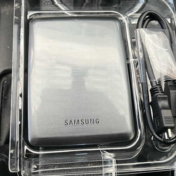 SAMSUNG- External Hard Drive  500gb - Picture 2 of 11